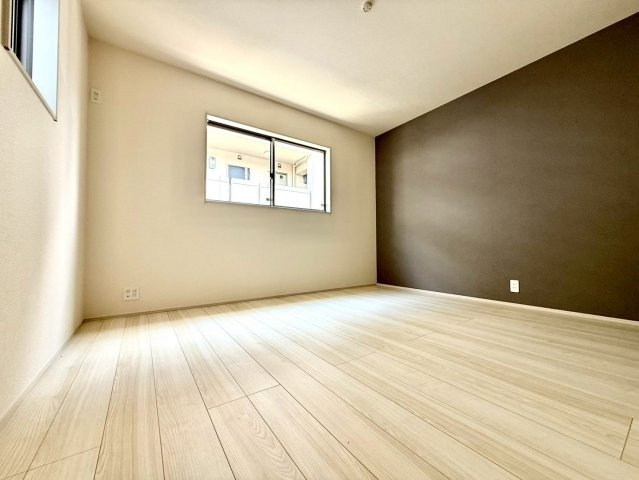 リーブルガーデンうるま市前原・５号棟の洋室|２階主寝室7.5帖／アクセントクロス