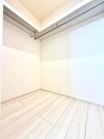 リーブルガーデンうるま市前原・５号棟の洋室|２階主寝室7.5帖には、季節物の入れ換えが楽々なWICを設置
