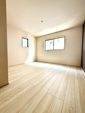 リーブルガーデンうるま市前原・５号棟の洋室|二面採光の２階洋室6.5帖