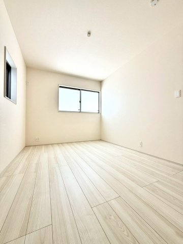 リーブルガーデンうるま市前原・５号棟の洋室|二面採光の２階洋室６帖