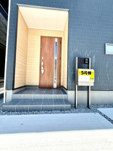 リーブルガーデンうるま市前原・５号棟のその他共用部分|置き配スペースも確保できる屋根付きの玄関ポーチ／TVモニター付きインターフォンで防犯対策も◎