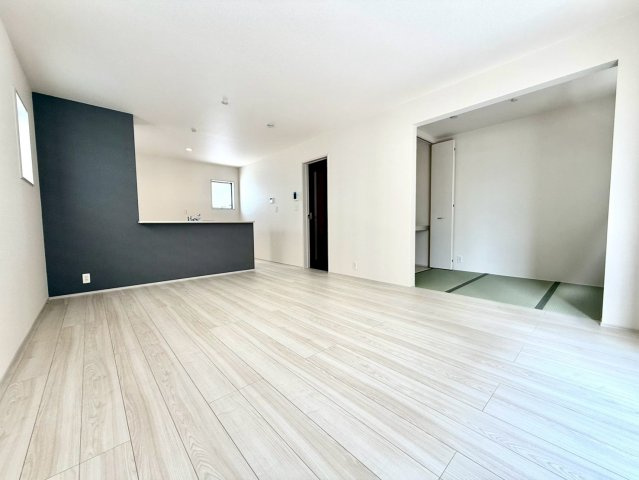 リーブルガーデンうるま市前原・５号棟の居間・リビング|二面採光で明るくゆったりとしたLDK16帖＋タタミコーナー３帖