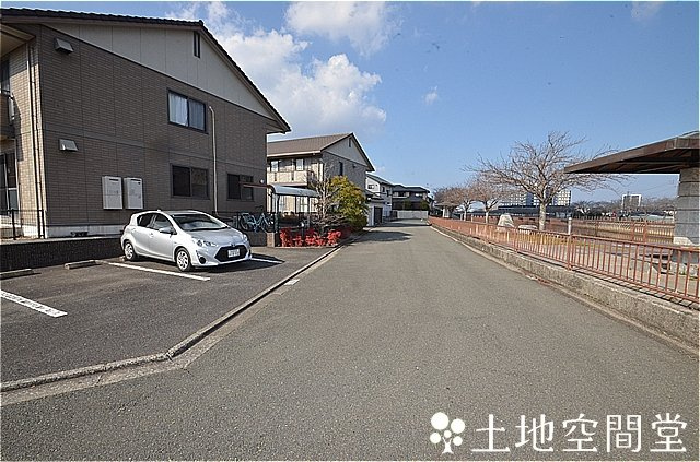 アスティオス・洞南B棟の駐車場