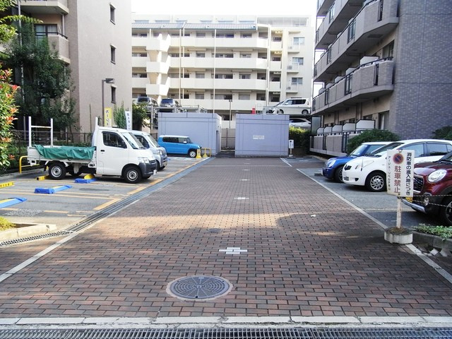 アージュ・リベルテ本山の駐車場