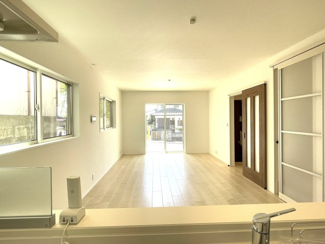 福面2丁目カーサヴェルディ一戸建ての居間・リビング|ダイニングからもリビングの明るい日差しが入ります