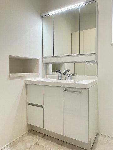 福面2丁目カーサヴェルディ一戸建ての独立洗面台|3面鏡付き洗面化粧台です
