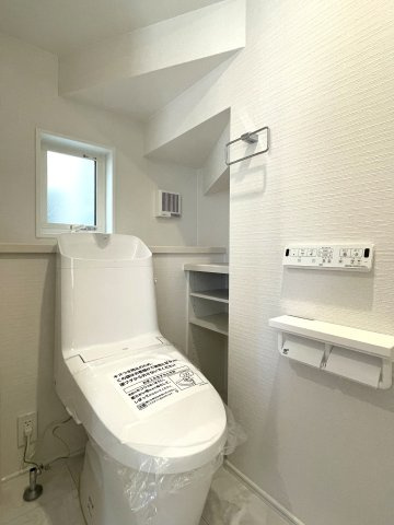 福面2丁目カーサヴェルディ一戸建てのトイレ|1階の温水洗浄便座です