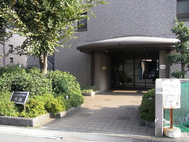 アージュ・リベルテ本山のエントランス