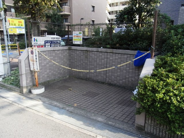 アージュ・リベルテ本山の駐車場
