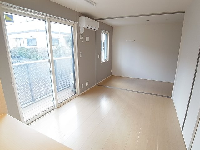 アメーヌ・コートの居間・リビング|カウンターキッチン。オシャレな室内