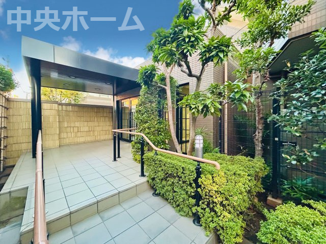 ハイネス新小岩親水公園のエントランス|【エントランス】マンションのエントランスは、その物件の印象を決める、顔とも言える場所です。毎日通る場所ですからきれいなのが一番です。