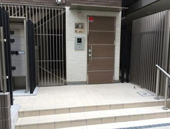 クレイノクーラ　ルガルのエントランス