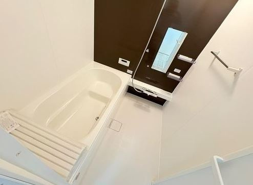 【新築】鶴ヶ島市上新田1期 2号棟の浴室|足の伸ばせるお風呂でリラックスタイムを過ごしましょう