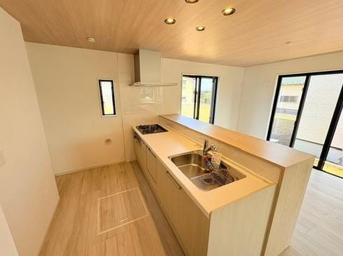 【新築】鶴ヶ島市上新田1期 2号棟のキッチン|対面式の食器洗い乾燥機付きシステムキッチン
