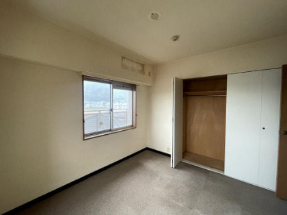 【角部屋4LDK】高知市六泉町　六泉寺ガーデンヒルズ　中古マンションの洋室|大きな窓から光が差し込む明るい洋室です！