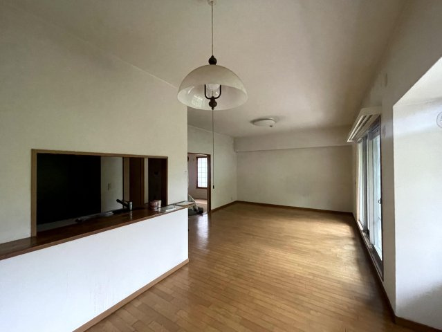 【角部屋4LDK】高知市六泉町　六泉寺ガーデンヒルズ　中古マンションの居間・リビング|対面キッチン採用！家族の会話が弾む広々LDK♪