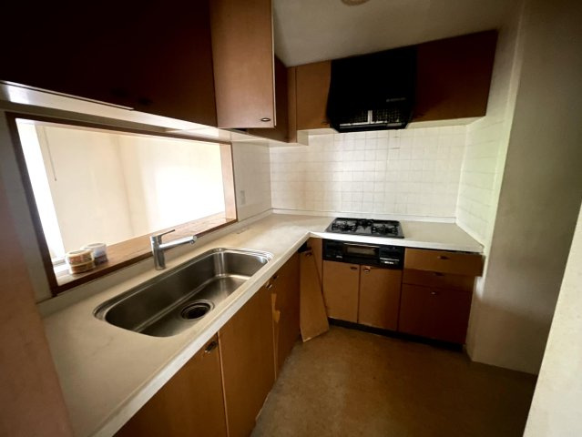 【角部屋4LDK】高知市六泉町　六泉寺ガーデンヒルズ　中古マンションのキッチン|家事動線に配慮された使いやすいキッチンスペース！