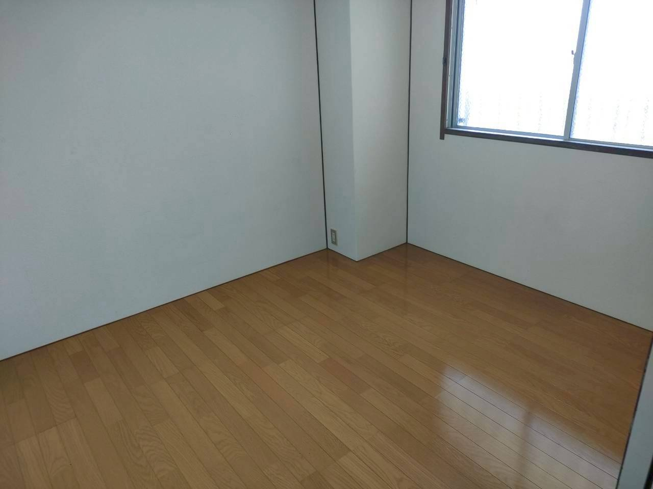 宮崎県延岡市　一棟マンションの洋室