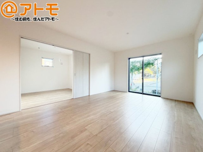 【居間・リビング】 | 駿河区広野4丁目　新築戸建　全1棟 | 日当たりのよいリビングは、一年を通してぽかぽかとしています。家族が自然と集まる空間になりそうですね♪