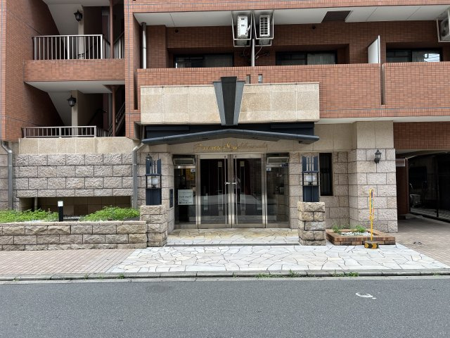 プレサンス東本町のエントランス