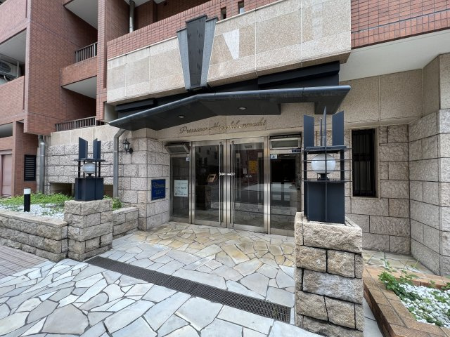 プレサンス東本町のエントランス