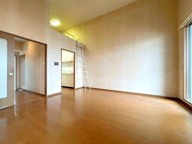 エルフラッツ萱島のダイニング|LDK11.1帖
■物件内覧・資金計画相談・住宅ローン相談、リフォーム相談、お問合せ受付中■
※当日・翌日のご内覧、ご相談はお電話でのお問合せがスムーズです！