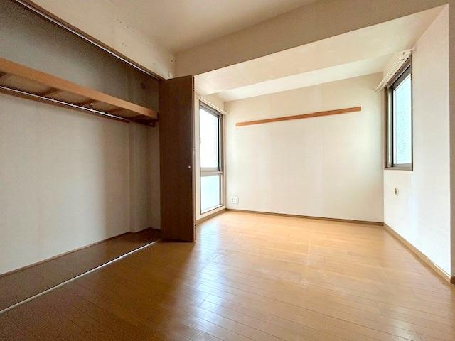 エルフラッツ萱島の洋室|洋室5.6帖
■物件内覧・資金計画相談・住宅ローン相談、リフォーム相談、お問合せ受付中■
※当日・翌日のご内覧、ご相談はお電話でのお問合せがスムーズです！