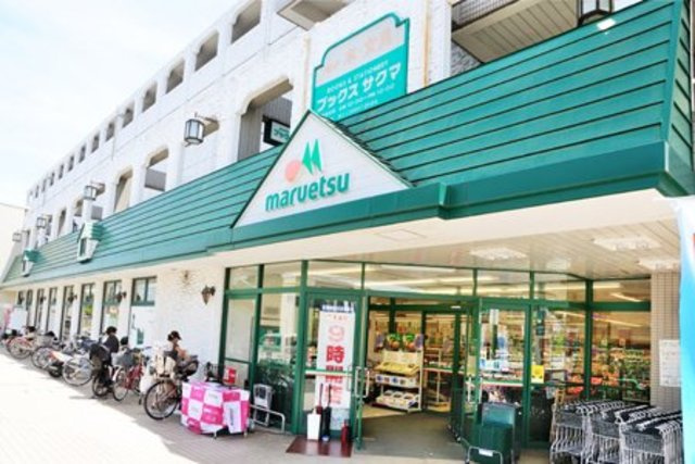 （シニア限定）コンフォート光が丘のエントランス|エントランス前でひと息できるベンチがあります
