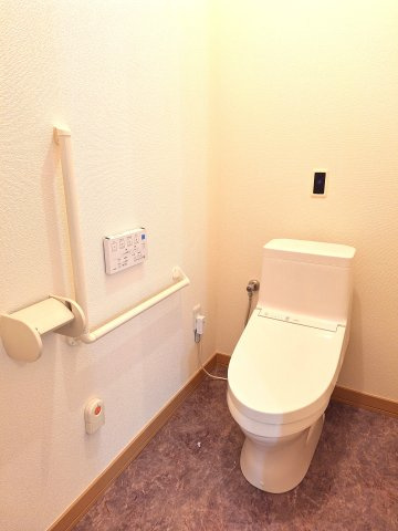 （シニア限定）コンフォート光が丘の洗面所|収納棚もある洗面台、洗濯機置き場