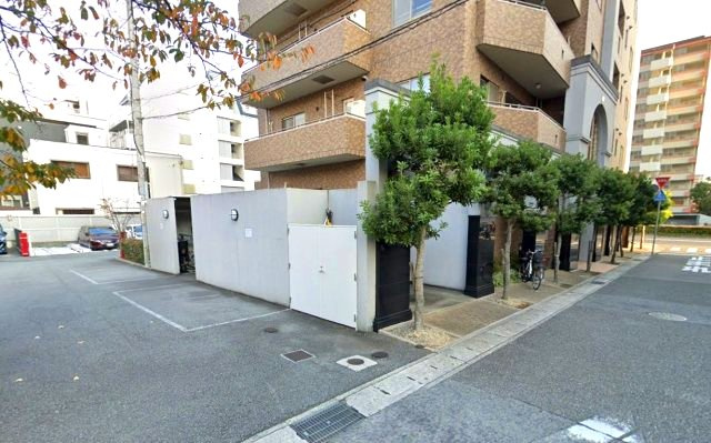 セレッソコート甲南森南町の外観|プライバシー＆防犯面・独立性を高める玄関ポーチ付 
