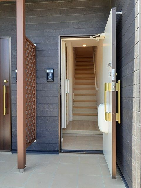 セレーノ・梨花の玄関