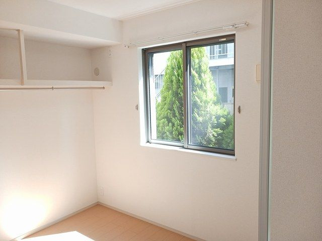 シャンティイの寝室|広くて明るい寝室