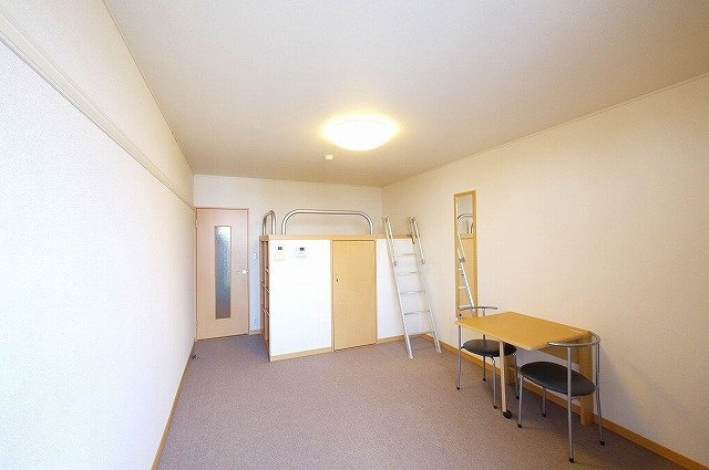 レオパレスビューヒルズテンの寝室|広くて明るい寝室
