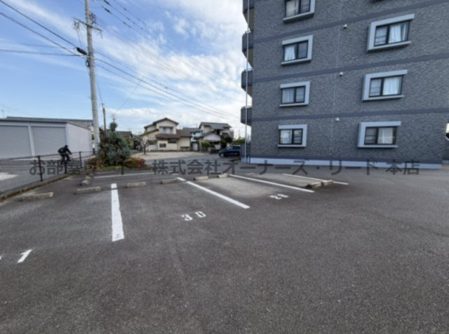 クロスロードの駐車場