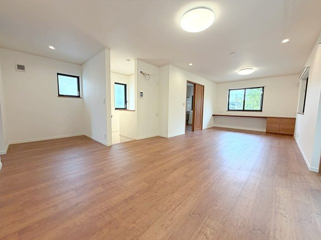 藤沢市片瀬山五丁目戸建の居間・リビング|こちらの居間で趣味の時間をお楽しみください