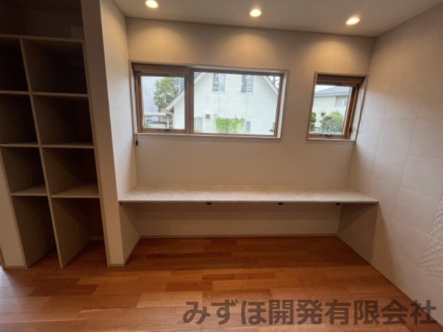 山形市緑町２丁目の新築一戸建のその他|9/11　リビングに収納棚と、明るいがカウンターあります