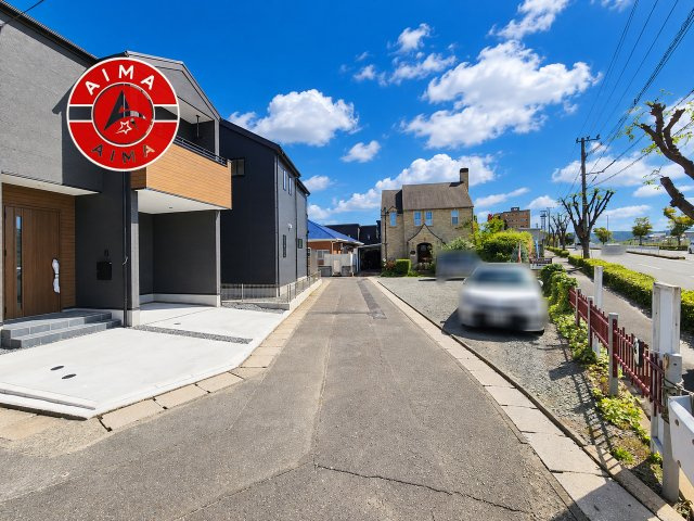 春日市昇町4丁目第1-3棟（2号棟）の前面道路含む現地写真|前面道路は閑静な住宅地をはしる車通りの少ない道路。お車の出し入れが苦手なママや小さなお子様にも安心ですね。しっかり舗装もされているので、ベビーカーや自転車で通っても快適に通行できます。