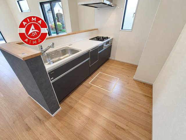 春日市昇町4丁目第1-3棟（2号棟）のキッチン|ダイニングテーブルへの配膳がラクラク、お料理はかどるカウンター付きシステムキッチン！