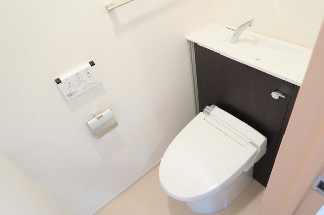 温水洗浄便座付きのトイレです♪