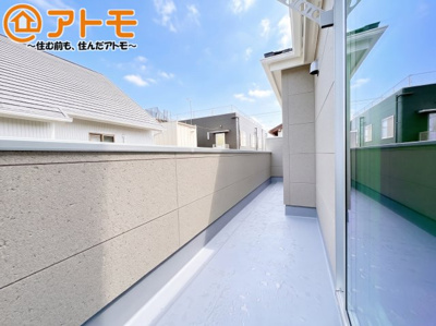 【バルコニー】 | 沼津市下河原町　新築一戸建て　全1棟 | やっぱり助かる広々バルコニー♪お布団や洗濯物を干せるのはもちろん、広々としたバルコニーで少しでも家事を楽ちんに！