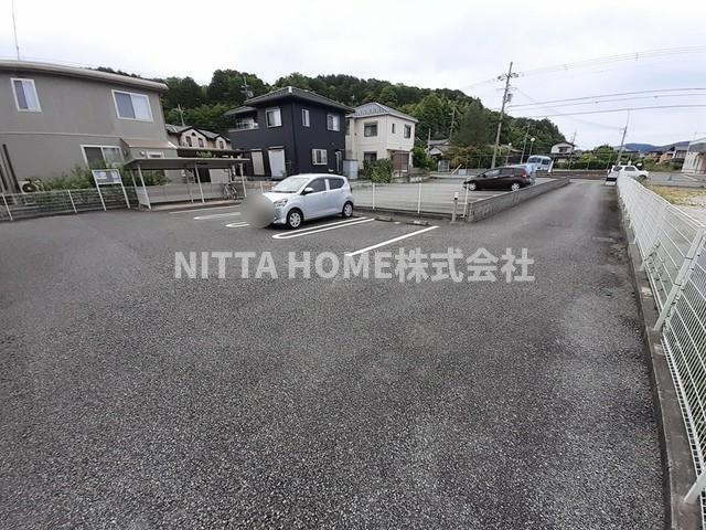 ハイティーンの駐車場|敷地内、敷地外に駐車場完備です◆