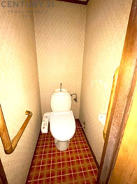 温水洗浄便座付トイレは温水洗浄機能により、暖かい水でおしりを洗浄することができ、冷たい水を使う従来の便座に比べ、温水洗浄機能で暖かいトイレを提供し、快適な使用を可能にします。