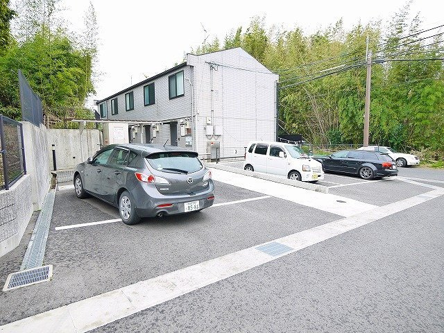 レオパレスＭの駐車場|駐車場があるので、車を買う予定の方も安心です