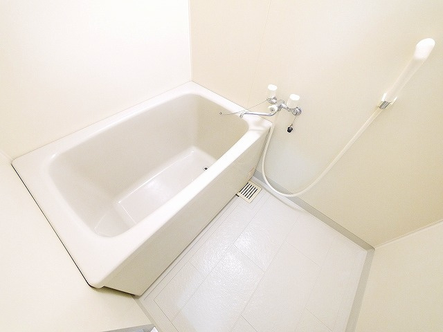 レオパレスＭの浴室|コンパクトで使いやすいお風呂です