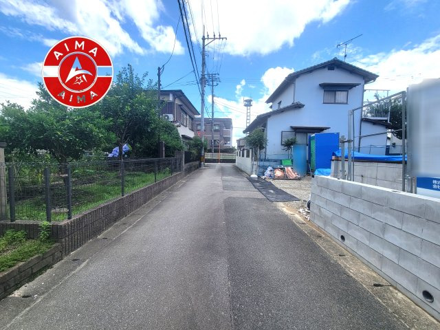 筑紫野市桜台1丁目第2-1棟（1号棟）の前面道路含む現地写真|前面道路は閑静な住宅地をはしる車通りの少ない道路。お車の出し入れが苦手なママや小さなお子様にも安心ですね。しっかり舗装もされているので、ベビーカーや自転車で通っても快適に通行できます。