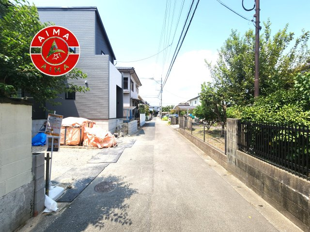 筑紫野市桜台1丁目第2-1棟（1号棟）の前面道路含む現地写真|前面道路は閑静な住宅地をはしる車通りの少ない道路。お車の出し入れが苦手なママや小さなお子様にも安心ですね。しっかり舗装もされているので、ベビーカーや自転車で通っても快適に通行できます。