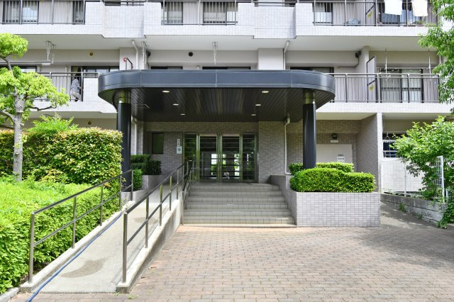 プロムナード大宮春野B-1番館のエントランス|当社はポータルサイト掲載物件、他社様掲載物件なども含めて複数物件をまとめてご案内可能です！気になる物件はいくつでもご気軽にお申し付けください。皆様のご連絡心よりお待ちしております。