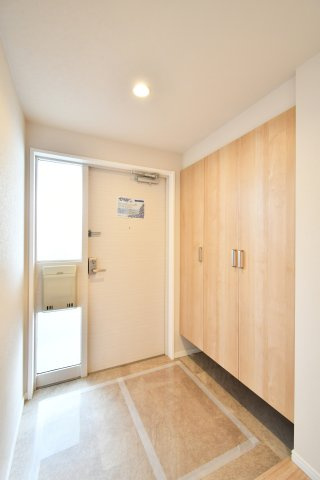 プロムナード大宮春野B-1番館の玄関|玄関は広めに設計されておりますので、お子様と並んで靴を一緒に履く事もできます！土間部分も広く、ゴルフバックや釣り道具、お子様の外遊び道具やベビーカーも収納することが出来ます！