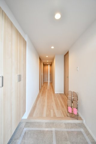 プロムナード大宮春野B-1番館の玄関|トールサイズのシューズボックスですので、ご家族分の靴がしっかり収納する事ができます！ブーツや長靴などの季節ものや、高さのあるヒールなどもまとめて収納できるのが嬉しいポイントです。