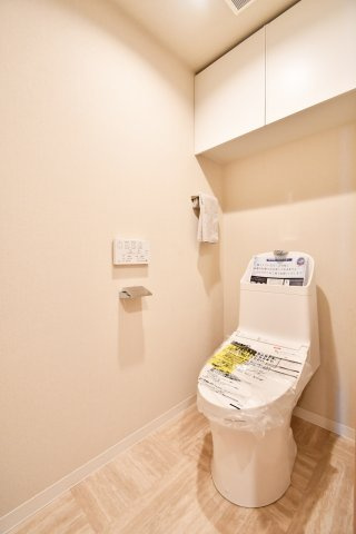 プロムナード大宮春野B-1番館のトイレ|トイレ：奥行きにゆとりがあり、圧迫感の少ないトイレスペース。吊戸棚付きで、トイレットペーパーなどの備品補充も楽々行えます。掃除用具をしまうと清潔感も消す事ができ、イマドキなお部屋にできます。